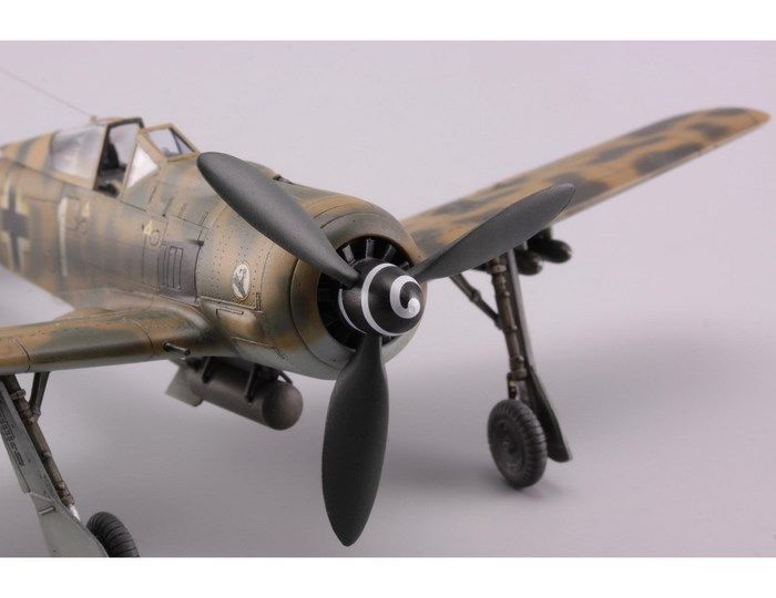 Збірна модель 1:72 винищувача Fw 190F-8 EDU70119 фото