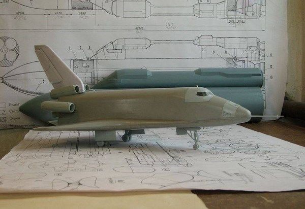Збірна модель 1:72 літака БТС-002 AMO72027 фото