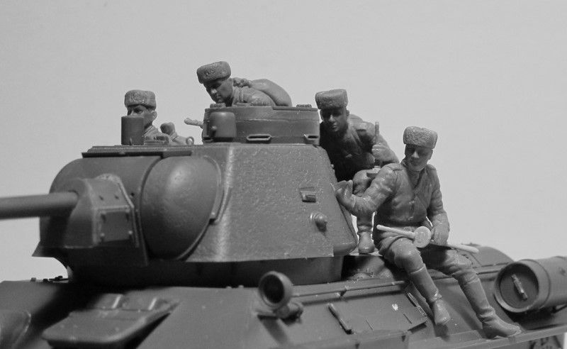 Збірна модель 1:35 танка Т-34/76 з танковим десантом ICM35368 фото