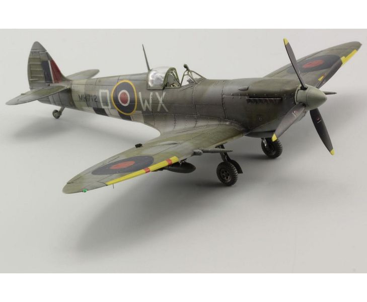 Збірна модель 1:72 винищувача Spitfire Mk.IXC EDU70121 фото