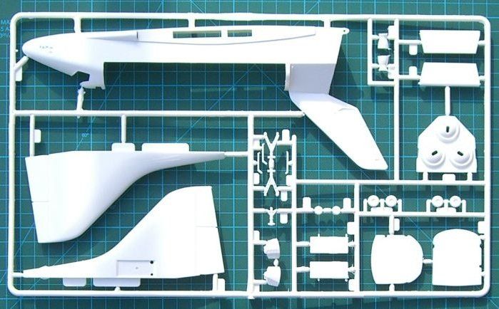 Збірна модель 1:144 космічного корабля Discovery з ракетою-носієм RV04736 фото