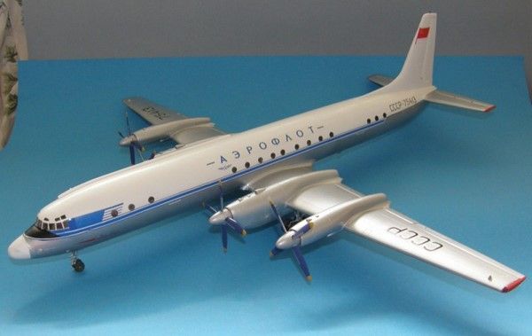 Сборная модель 1:72 самолета Ил-18 AMO72011 фото
