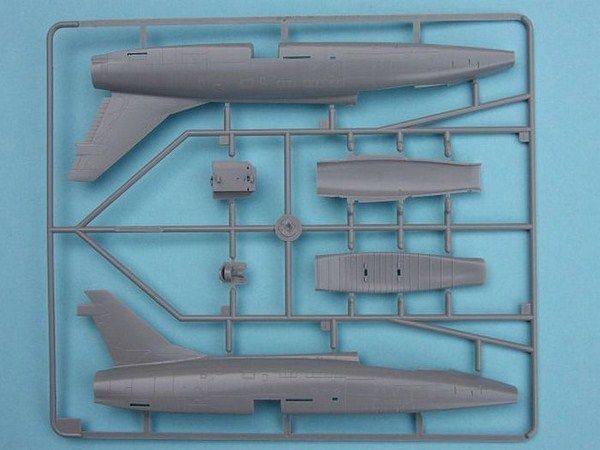 Збірна модель Trumpeter f-100D Super Sabre - 1:72 масштабна з пластику, гелікоптери та вертольоти TRU01649 фото