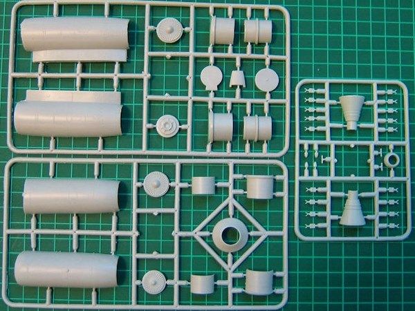 Збірна модель 1:72 літака БТС-002 AMO72027 фото