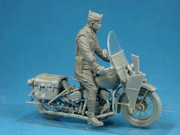 Сборная модель 1:35 американского военного полицейского на мотоцикле Harley-Davidson WLA MA35168 фото