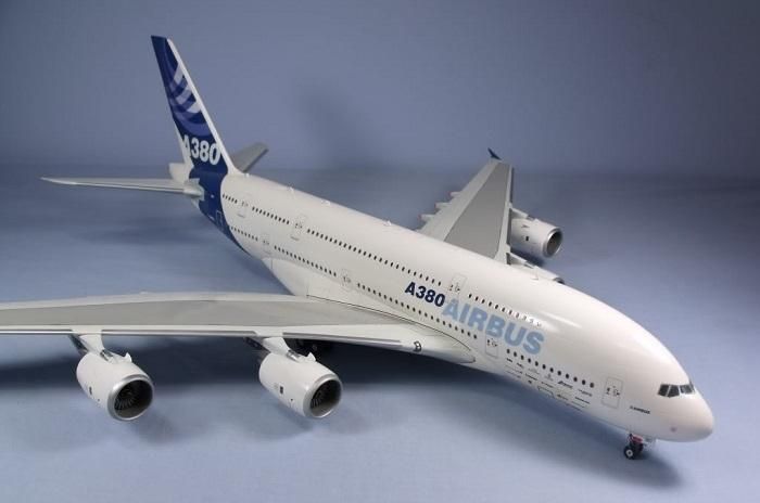 Сборная модель 1:144 самолета Airbus A380 'New livery' RV04218 фото