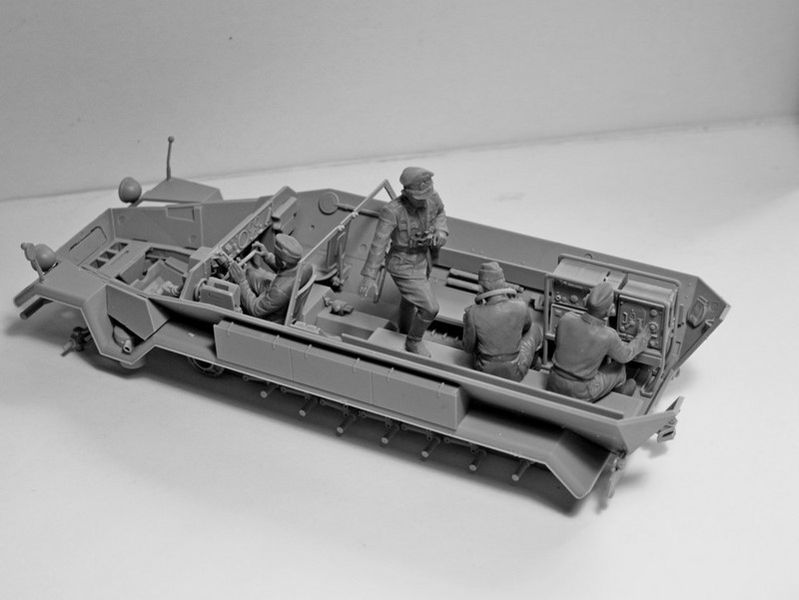 Збірна модель ICM sd.Kfz.251/6 Ausf. A з екіпажем - 1:35 масштабна з пластику, військові бронетранспортери ICM35104 фото