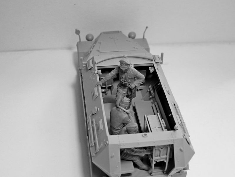 Збірна модель ICM sd.Kfz.251/6 Ausf. A з екіпажем - 1:35 масштабна з пластику, військові бронетранспортери ICM35104 фото