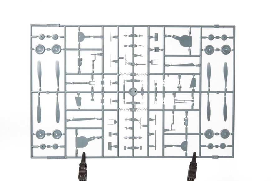 Збірна модель 1:48 винищувача P-39N Airacobra EDU8067 фото