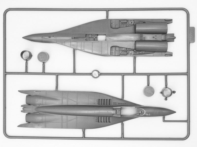Сборная модель 1:72 истребителя МиГ-29 '9-13' с ракетами AGM-88 HARM ICM72143 фото
