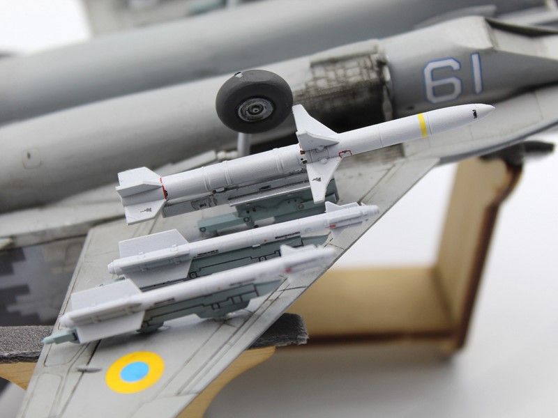 Збірна модель 1:72 винищувача МіГ-29 '9-13' з ракетами AGM-88 HARM ICM72143 фото