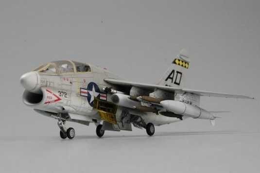 Сборная модель 1:72 самолета TA-7C Corsair II Hobby Boss