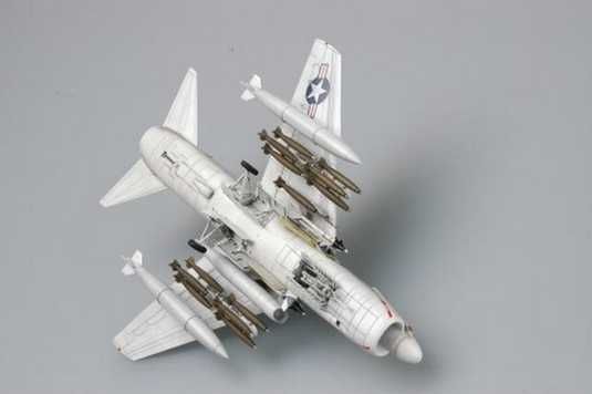 Сборная модель 1:72 самолета TA-7C Corsair II Hobby Boss