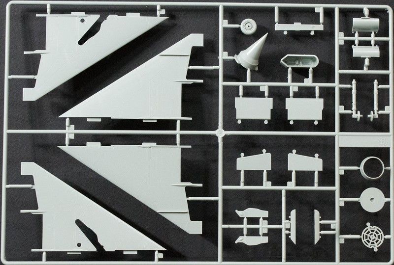 Збірна масштабна модель 1:48 винищувача МіГ-21МФ AC12311 фото