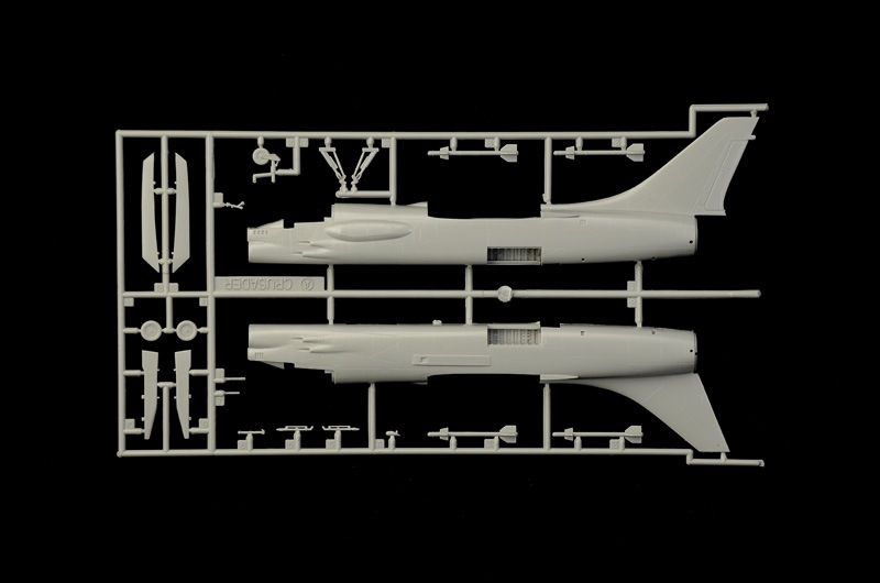 Збірна масштабна модель 1:72 винищувача F-8E Crusader ITL1456 фото